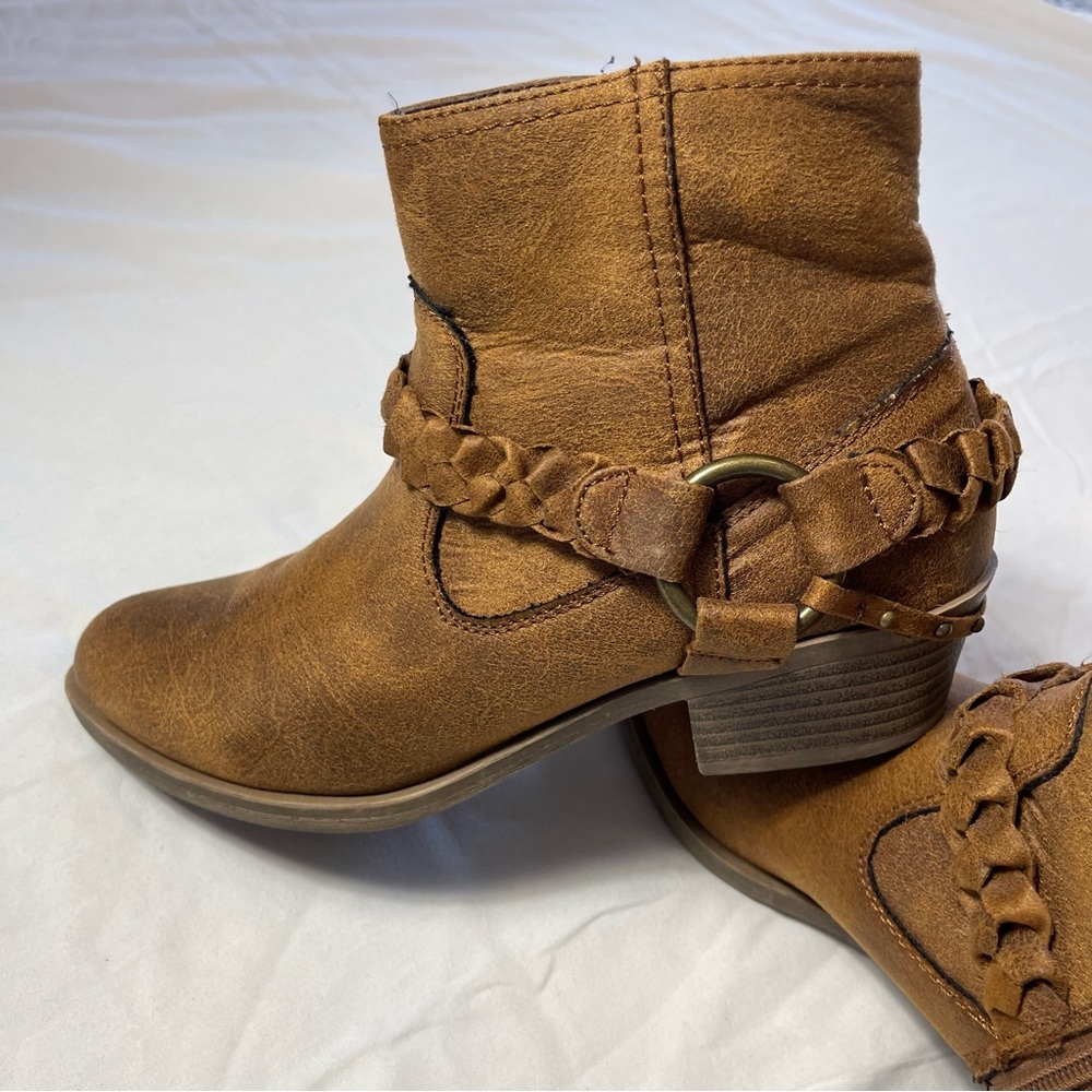 XOXO Brown Kassey Side Zip Ankle Boots Size 7